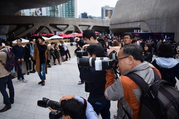 Comment la photographie influence-t-elle le journalisme moderne ?